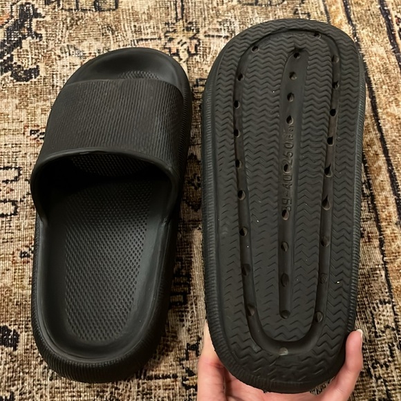 Black slide slippers - Picture 3 of 3